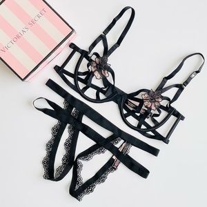 LARGE Victoria’s Secret black harness bra set